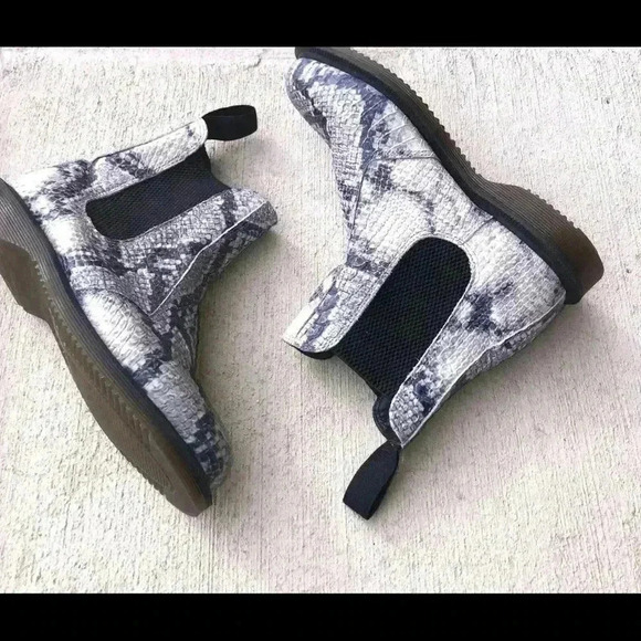 Dr Martens Women Flora Chelsea Ankle Boots Size 5 Light Gray Snake Print - Picture 3 of 12